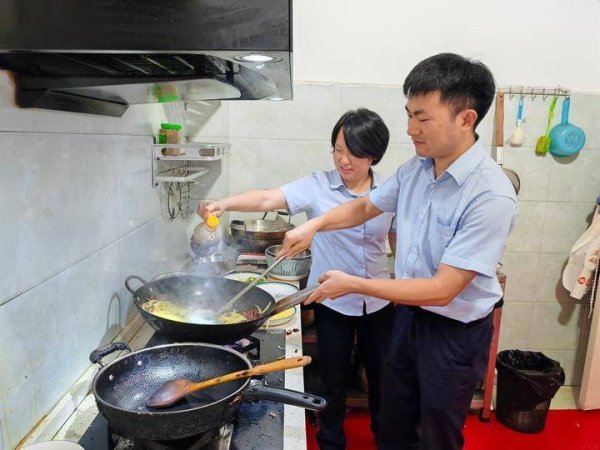 安全配资网 瞬间化身“厨房达人”！邮储银行盘州市支行这场活动充满烟火气